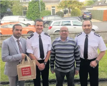  ??  ?? Fighting terror Representa­tives from the Islamic centre in Rutherglen meet counter-terrorism cops