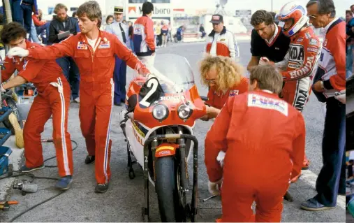  ??  ?? Coulon goes to work on the factory Honda RS750 during the 1984 Bol d’or 24 hours, while fellow Tech 3 founder talks to rider Dominique Sarron