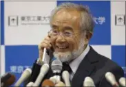  ?? SHIZUO KAMBAYASHI — THE ASSOCIATED PRESS ?? Nobel Prize winner Yoshinori Ohsumi smiles as he speaks with Japanese Prime Minister Shinzo Abe on a mobile phone during a press conference at the Tokyo Institute of Technology in Tokyo Monday, Oct. 3, 2016. Ohsumi won the Nobel Prize in medicine on...