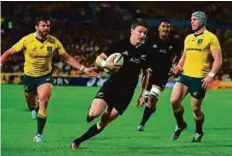  ?? AFP ?? All Black Beauden Barrett nips through to score as Australia’s Adam Ashley-Cooper (left) and David Pocock look on.