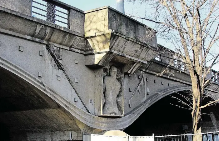  ?? Havarijní stav Hlávkova mostu zachycuje snímek jeho novější východní partie ze 60. let s odlitkem původního reliéfu. FOTO ZDENĚK LUKEŠ ?? Bída.