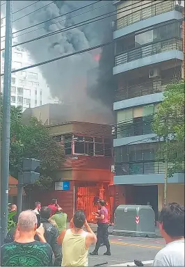  ?? ?? SINIESTRO. Los vecinos seguían sin luz al cierre de esta edición.