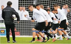  ?? FOTO: DPA ?? Stabilisie­rungsübung – und Bundestrai­ner Joachim Löw schaut zu.