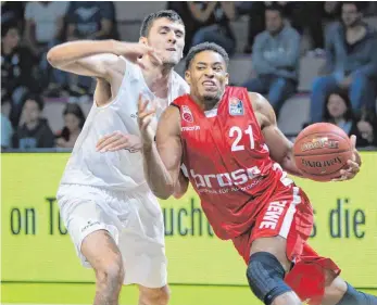  ??  ?? Jetzt für die Brose Baskets aus Bamberg am Ball: Power Forward Augustine Rubit (re.), Saison noch im Ulmer Trikot seine Punkte geholt hat.