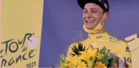  ?? AFP ?? Quella maglia gialla mai vestita dal nonno Mathieu Van der Poel, olandese di 28 anni, qui in maglia gialla al Tour de France 2021: il nonno Raymond Poulidor non l’aveva mai indossata, pur avendo concluso per otto volte sul podio finale (3 volte secondo, 5 volte terzo)