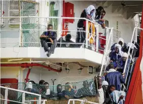  ?? Ansa ?? Porti sicuri Migranti portati a Salerno dalla nave di Medici senza Frontiere