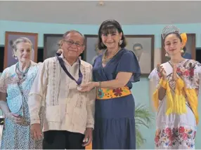  ?? ?? Marcos Domínguez Vázquez recibe la medalla “Pastor Cervera” de manos de Loreto Villanueva Trujillo, secretaria de la Cultura y las Artes. Atestiguan Elena Fernández Moral y Melissa Sansores Sánchez