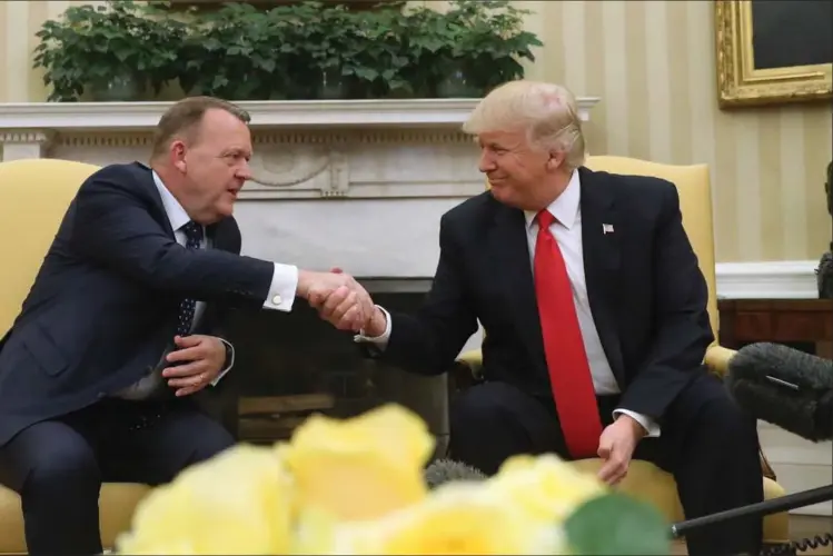  ?? ?? Davaerende statsminis­ter Lars Løkke Rasmussen og praesident Donald Trump gav hinanden et kraftigt og tre sekunder langt håndtryk, da Løkke i 2017 besøgte Det Hvide Hus. Foto: Andrew Harnik/AP