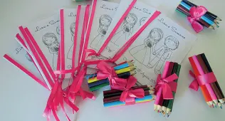  ??  ?? Per bambini Un esempio di wedding bag per intrattene­re i più piccoli e non annoiarli