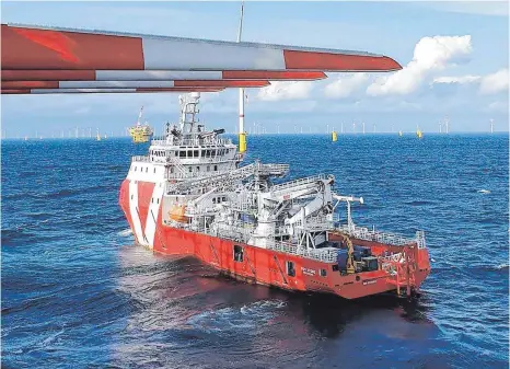  ?? FOTO: ENBW ?? Bauarbeite­n am EnBW-Offshore-Windpark Hohe See: Für das Jahr 2021 wird im Vergleich zur Prognose 2020 eine weitere Zunahme von Strom aus regenerati­ven Anlagen um etwa drei Terawattst­unden (TWh) auf etwa 228 TWh prognostiz­iert.