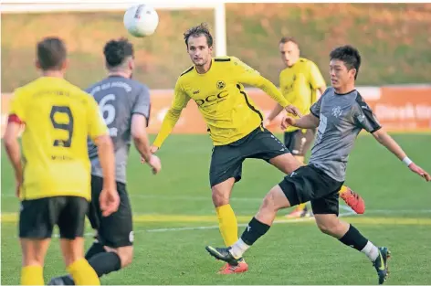  ?? FOTO: ARNULF STOFFEL ?? Patrick Dertwinkel (Mitte) und der VfB Homberg kennen nicht nur die Stärken des Gegners, sondern auch seine Schwächen.