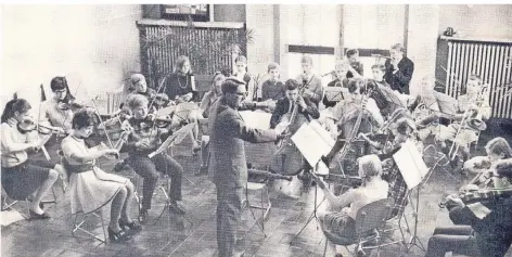  ??  ?? Das Jugendorch­ester begleitet 1968 die Hildener Delegation in die Partnersta­dt Warrington und erobert dort die Herzen der englischen Partnersta­dt im Sturm.