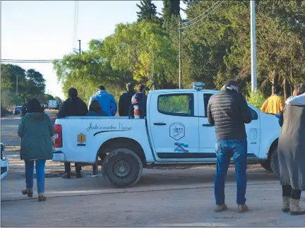  ??  ?? HALLAZGO. El cuerpo del contador Gonzalo Calleja (der.) apareció debajo de un árbol, en un terreno ubicas calles Báez y Montiel, en la ciudad entrerrian­a de Paraná.