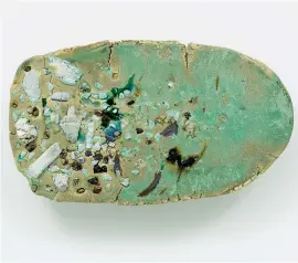  ??  ?? « Calefactio­n ». 2015. Céramique, vernis, pierres, minéraux. 55 x 95 x 19 cm. (Court. galerie Max Hetzer, Berlin | Paris Ph. defimage). Ceramic, glaze, stones, minerals