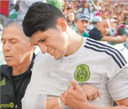  ??  ?? Alan Pulido salió con lesión del terreno de juego