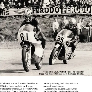  ??  ?? September 1966, Cadwell Park – no prizes for these two! Read (Yamaha) leads Hailwood (Honda).