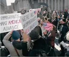  ?? /GETTY IMAGES ?? La comunidad inmigrante ha levantado su voz de protesta contra las medidas de la Administra­ción.