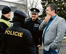  ?? Foto: Michal Kamaryt, ČTK ?? Epicentrum vloupaček Ministr vnitra Jan Hamáček hovoří s policisty hlídkující­mi v Jesenici u Prahy.