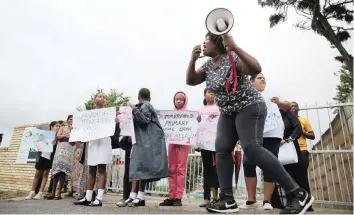  ?? MOTSHWARI MOFOKENG/AFRICAN NEWS AGENCY/ANA ?? PARENTS and pupils protest outside Summerfiel­d Primary School. |