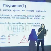  ??  ?? PROgRAmA. Sandra di Palma explicando el programado de entrenamie­nto