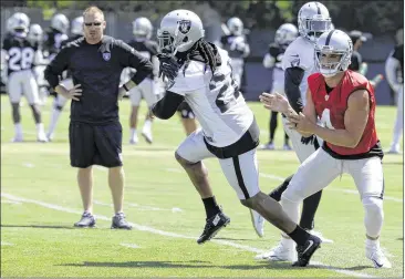  ?? BEN MARGOT / ASSOCIATED PRESS ?? Recently acquired Raiders running back Marshawn Lynch (left) works on his timing with quarterbac­k Derek Carr. Missing from camp is Pro Bowl tackle Donald Penn, who’s seeking a renegotiat­ed contract.