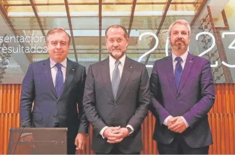  ?? // EP ?? De izquierda a derecha, Francisco Botas, Juan Carlos Escotet y Alberto de Francisco, ayer en Santiago