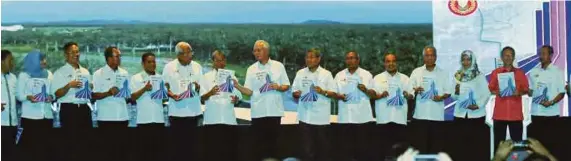  ?? [FOTO AMRAN HAMID/BH] ?? Najib bersama kepemimpin­an BN memegang buku Pelan Pembanguna­n Negeri Kedah 2019-2035 pada majlis perasmian penutup Ekspo Muafakat Kedah di Stadium Darul Aman, Alor Setar, semalam.