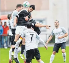  ?? FOTO: GÜNTER KRAM ?? Kapitän David Bernhard (dunkles Trikot) unterliegt mit dem SV Kehlen gegen Ochsenhaus­en.