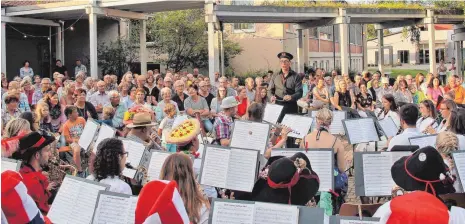  ?? SZ-FOTO: KÖ ?? Der Schulhof in Berg war das passende Ambiente für die Sommersere­nade des Musikverei­ns Kirchbierl­ingen.