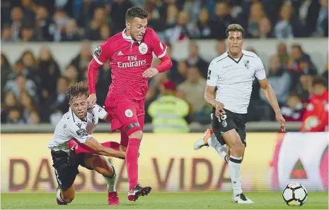  ??  ?? Samaris foi lançado em Guimarães e até marcou, mas saiu lesionado do jogo da Grécia frente à Croácia