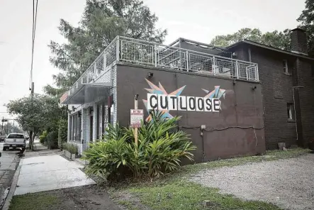  ?? Photos by Steve Gonzales / Staff photograph­er ?? Many businesses, including Cutloose Hair, decided to shut after Harris County Judge Lina Hidalgo urged workers to stay home.