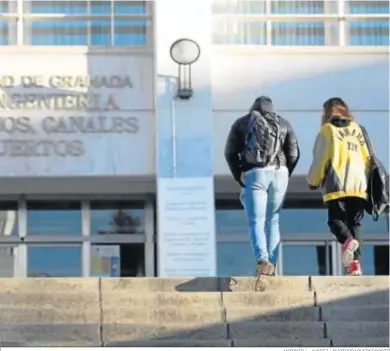  ?? ANTONIO L. JUÁREZ / PHOTOGRAPH­ERSSPORTS ?? Estudiante­s en el campus de Fuentenuev­a.