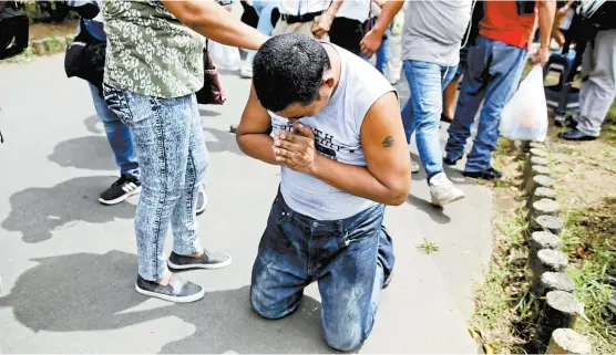  ??  ?? El joven Marvin Toruno, detenido por manifestar­se, reza tras ser liberado ayer en Managua.