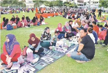  ??  ?? A section of the crowd at the potluck picnic-style breaking of fast event at Sibu Town Square Phase 1.