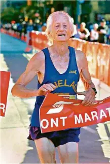  ?? Ken Faught/Toronto Star/Getty Images ?? Whitlock cruza a linha de chegada da Maratona de Toronto