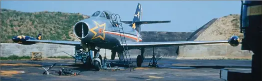  ?? ARMÉE DE L’AIR/ R.VARNET ?? L’“Ouragan“de l’Escadron de chasse 3/4 Flandre en 1956. L’avion porte les couleurs de la patrouille de France, formée avec des avions et des pilotes de cette unité.