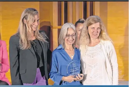  ?? ARCHIVO LA NUEVA. ?? LA DOCTORA bahiense Gabriela Salvador (al centro) tuvo un merecido reconocimi­ento por parte de L'Oreal.