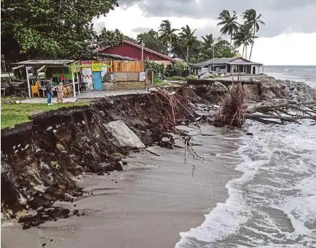  ?? ?? Kedai peniaga yang musnah dipukul ombak di Kampung Pengkalan Maras, Mengabang Telipot, Kuala Nerus, Terengganu.