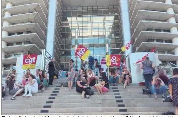  ?? (Photo : S.F.) ?? Plusieurs dizaines de grévistes sont restés toute la journée devant le conseil départemen­tal.