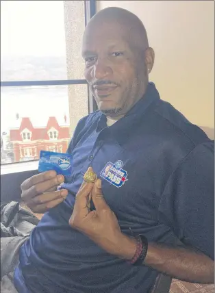  ?? ROBIN SHORT/THE TELEGRAM ?? Ron Harper may be a retired basketball player, but he has some business sense. Posing for this photo, Harper ensured to include an Air Miles card, along with one of his championsh­ip rings from his days with the Los Angeles Lakers. Harper was in St....