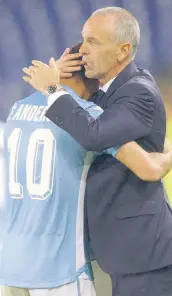  ?? BARTOLETTI ?? Stefano Pioli abbraccia Felipe Anderson