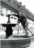  ??  ?? Heinz Glässel bevorzugte Kinder wie hier am Fuggerei-Brunnen als belebende Elemente auf seinen Alltagsfot­os.