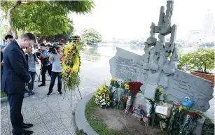  ?? (Kham/Reuters) ?? US AMBASSADOR to Vietnam Daniel Kritenbrin­k pays his respects yesterday to the late John McCain at the McCain Memorial in Hanoi.