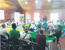  ??  ?? REUNIÓN. Los diputados conocieron los problemas de la zona.