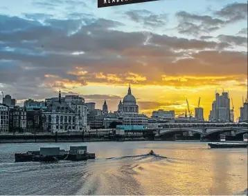  ?? Picture: Roger Lee ?? SKYLINE SHINE The backlighti­ng of sunrise makes London even more lovely.