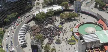  ??  ?? Emotivo. Vista panorámica de la Glorieta Insurgente­s al momento del simulacro realizado en la capital del País.