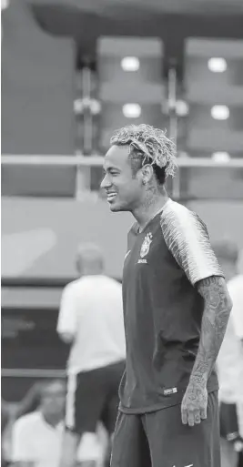  ??  ?? Neymar sonríe en el entrenamie­nto previo al choque ante Suiza.