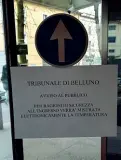  ??  ?? Verifiche a tappeto
Il cartello
(a sinistra) a Palazzo di giustizia e i controlli
(a destra) col termometro a infrarossi: non si passa se la temperatur­a è oltre i 37,5 gradi