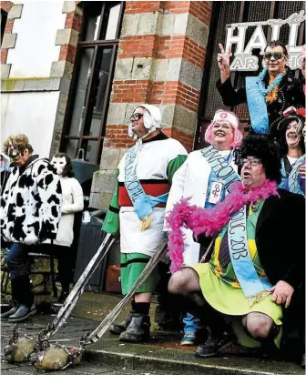  ?? ?? Lancement du carnaval de Douarnenez, hier, avec l’intronisat­ion du Den Paolig (Roi du carn