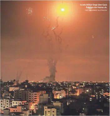  ?? FOTO: MOHAMMED TALATENE/DPA ?? Israels Militär fängt über Gaza Raketen der Hamas ab.